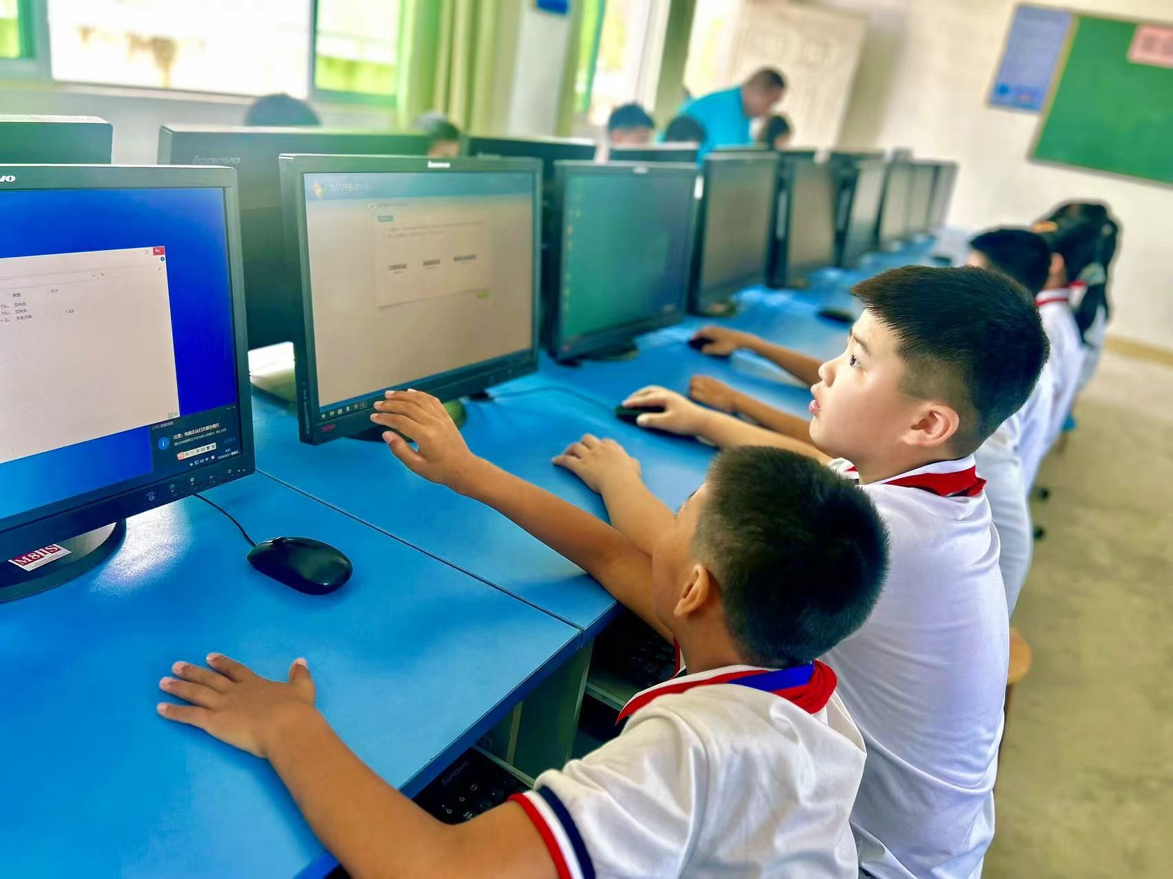 第一百七十期至一百七十一期“綠色愛心電腦教室”標準電腦41套（廣東順德農村商業銀行股份有限公司）