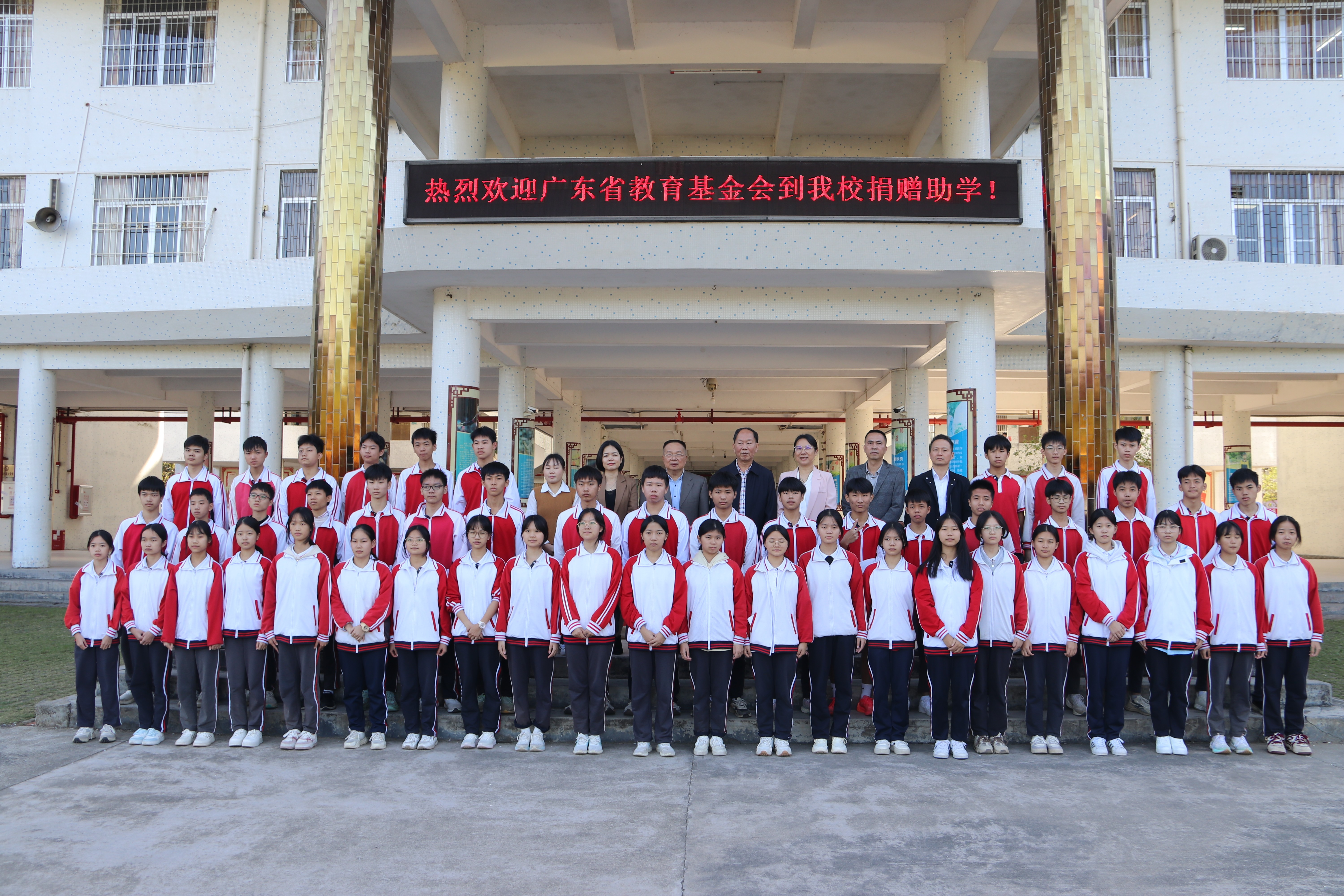 第一百八十四期至一百八十七期“綠色愛心電腦教室”標準電腦82套（維諦技術有限公司）