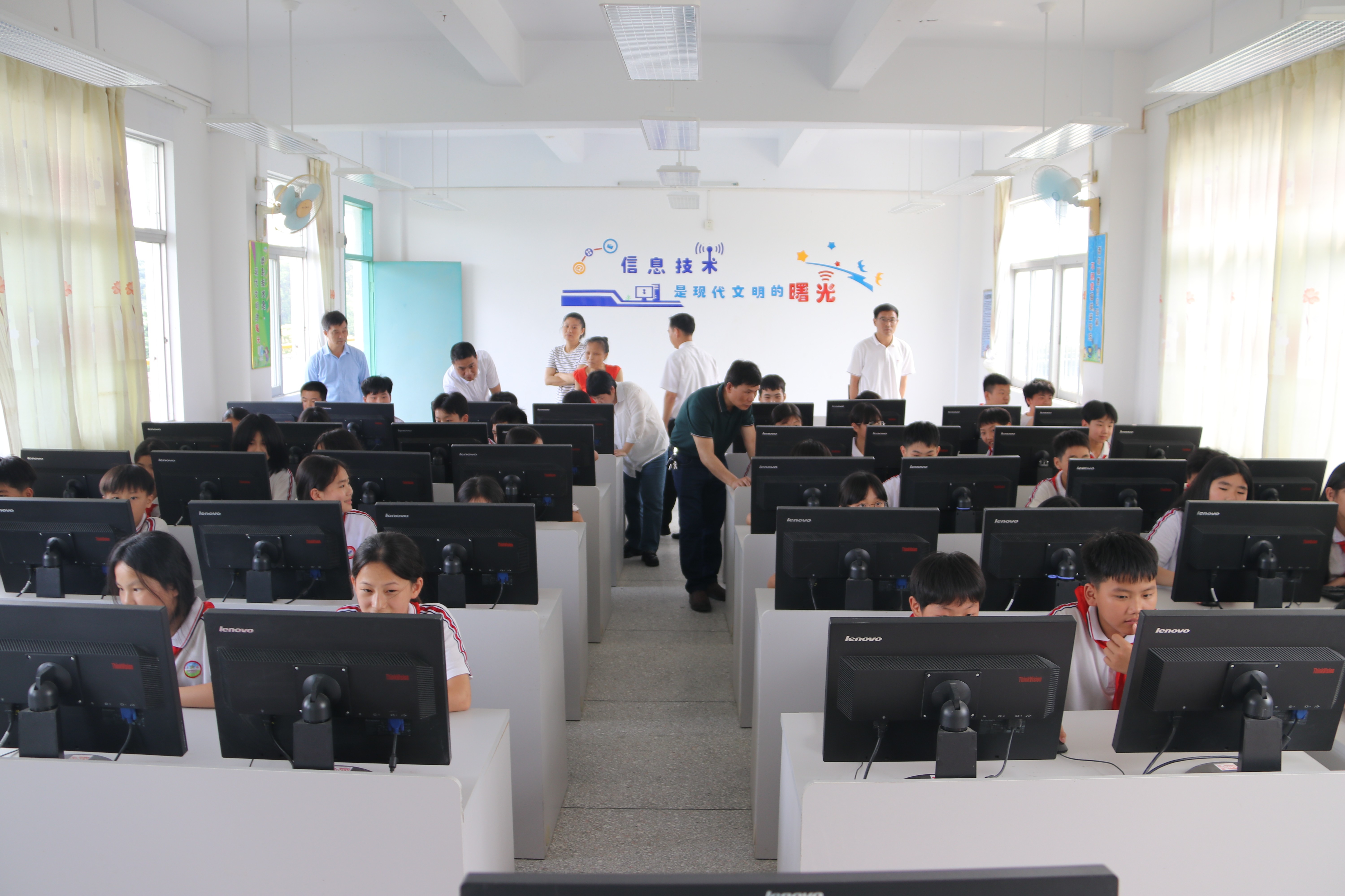 第二百零一至二百零四期“綠色愛心電腦教室”標準電腦82套（廣東順德農村商業銀行股份有限公司）