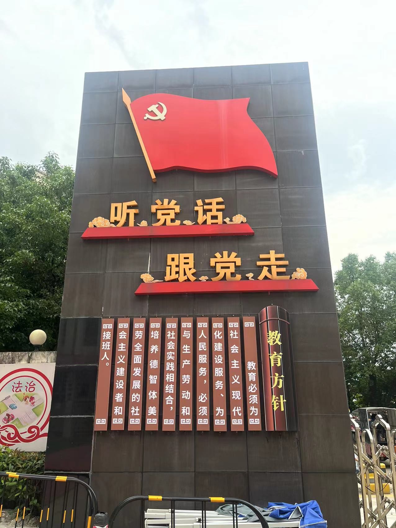 第二百一十一期“綠色愛心電腦教室”標(biāo)準(zhǔn)電腦21套（深圳市聯(lián)星服裝輔料有限公司）