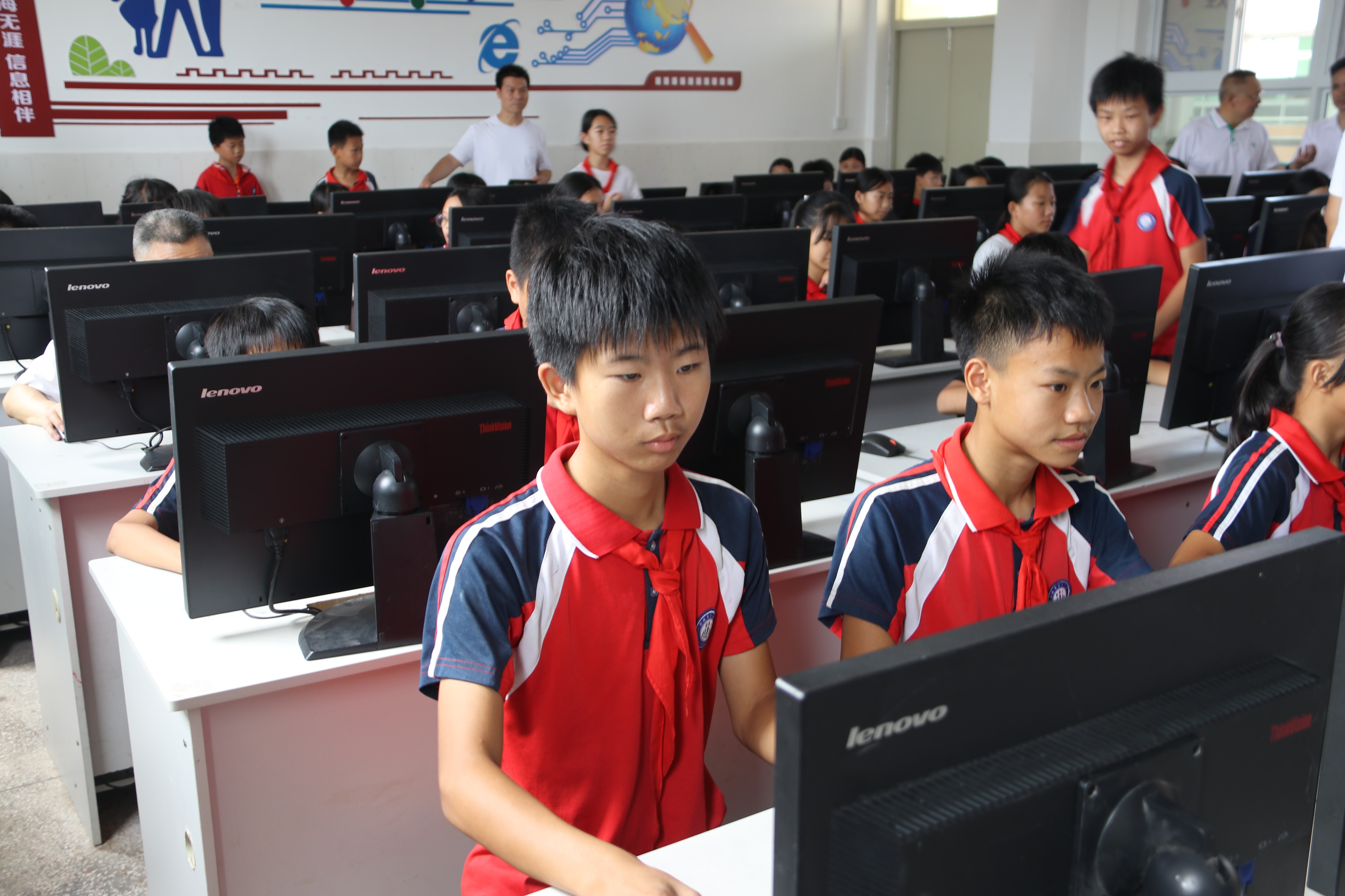 第二百一十二至二百一十三期“綠色愛心電腦教室”標(biāo)準(zhǔn)電腦41套（徐福記國(guó)際集團(tuán)）